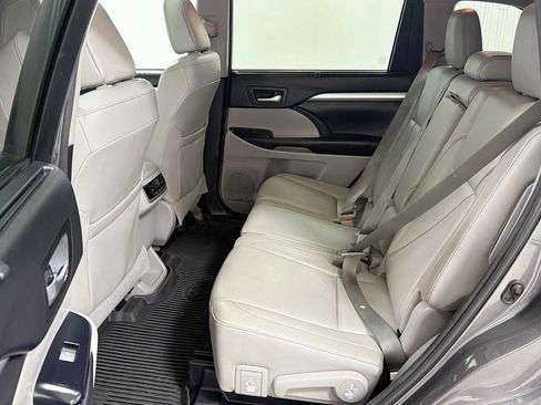 Used 2017 Toyota Highlander XLE AWD/4WD image 25