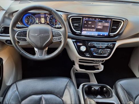 Used 2022 Chrysler Pacifica Touring-L image 9