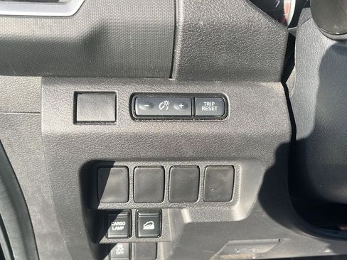 Used 2024 Nissan Frontier SV image 11