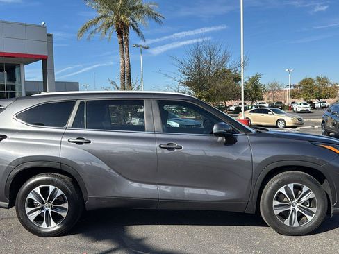 Certified 2024 Toyota Highlander XLE image 8