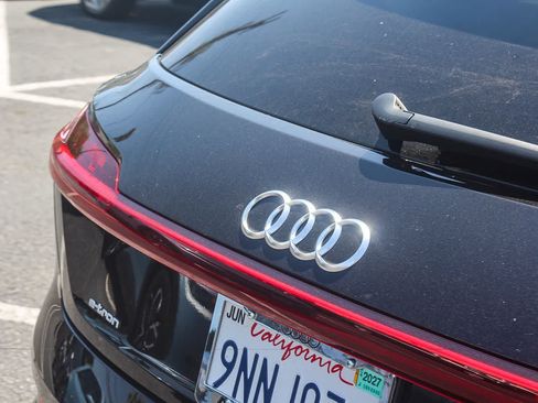 Used 2021 Audi e-tron Premium w/ Convenience Plus Package AWD/4WD image 9