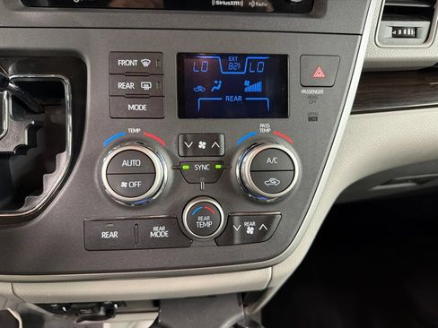 Used 2020 Toyota Sienna XLE Premium FWD image 13