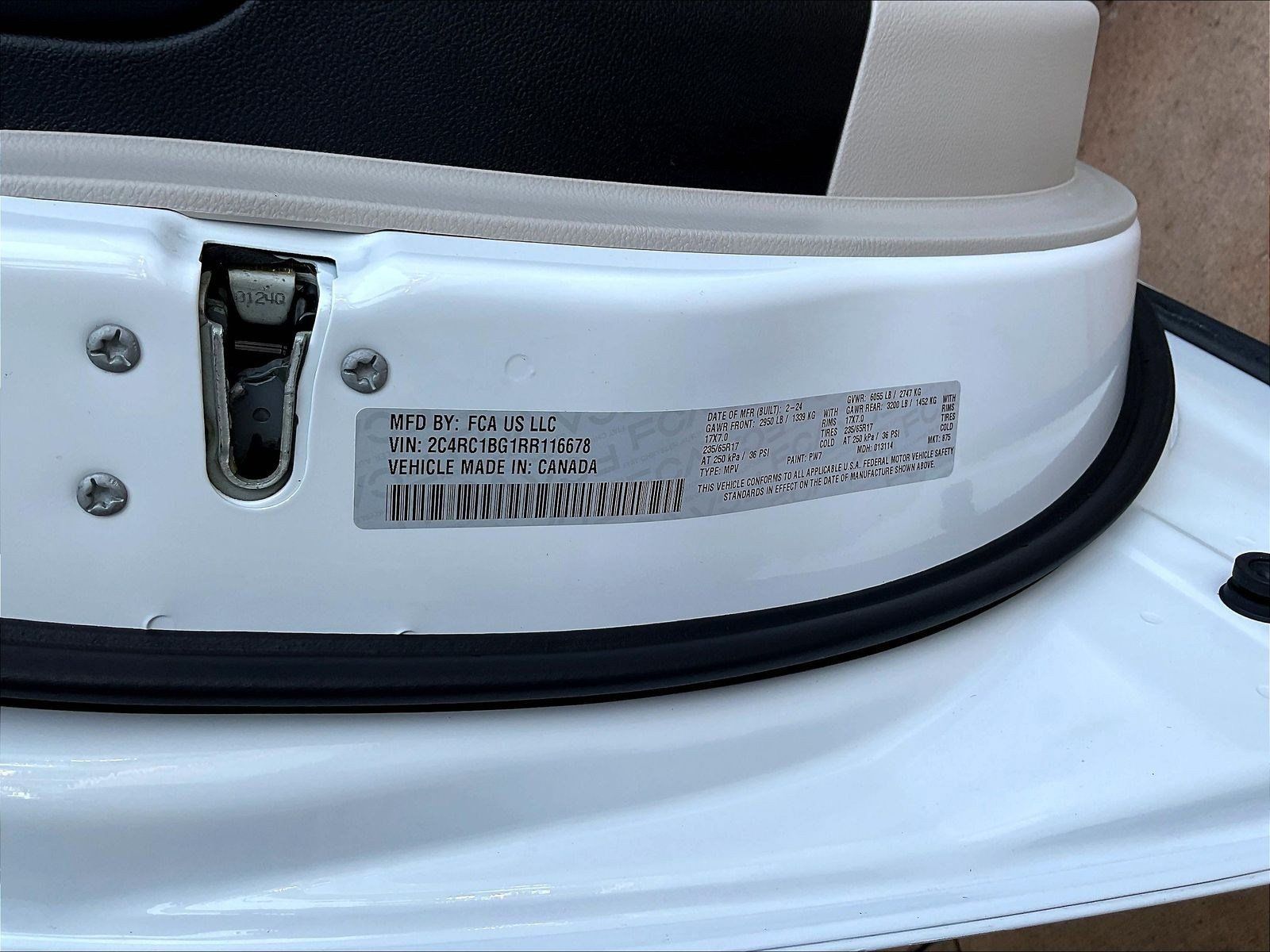Used 2024 Chrysler Pacifica Touring-L FWD image 18