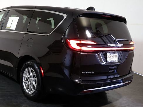 Used 2025 Chrysler Pacifica Select FWD image 11