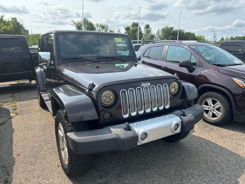 Used 2013 Jeep Wrangler Unlimited Sahara w/ Connectivity Group AWD/4WD image 10