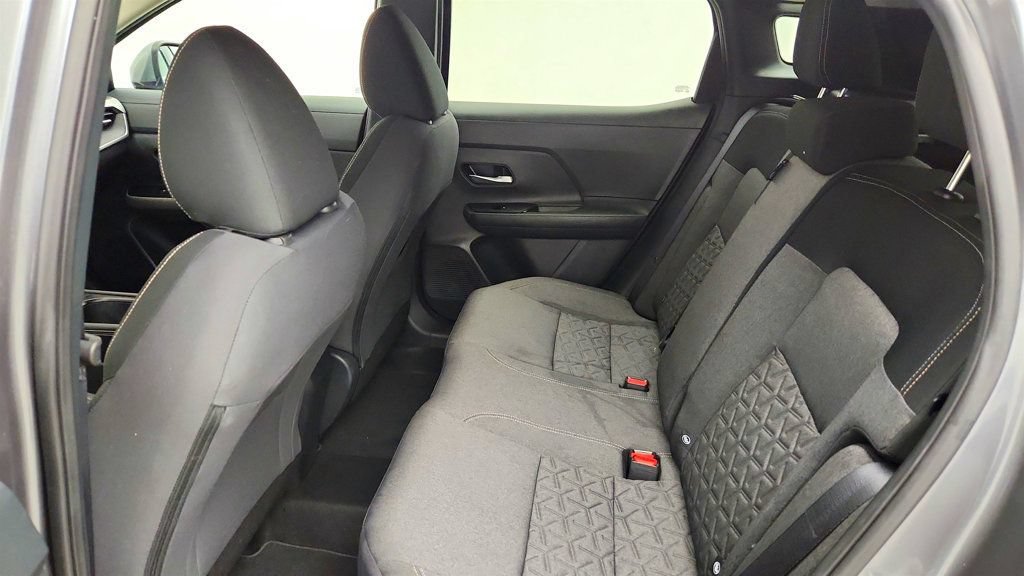 Used 2025 Nissan Kicks SV AWD/4WD image 19