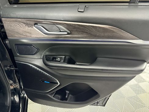 Used 2022 Jeep Grand Cherokee Overland w/ Luxury Tech Group IV image 27