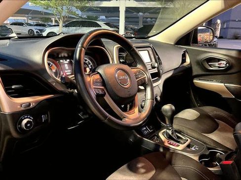 Used 2018 Jeep Cherokee Latitude w/ Altitude Package FWD image 16