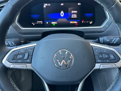 Used 2022 Volkswagen Tiguan SE w/ Panoramic Sunroof Package AWD/4WD image 23