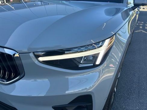 Certified 2025 Volvo XC40 B5 Plus AWD/4WD image 8