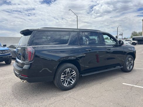 Used 2025 Chevrolet Suburban Z71 AWD/4WD image 4