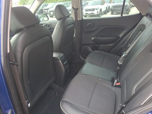 Used 2024 Hyundai Venue Limited FWD image 20