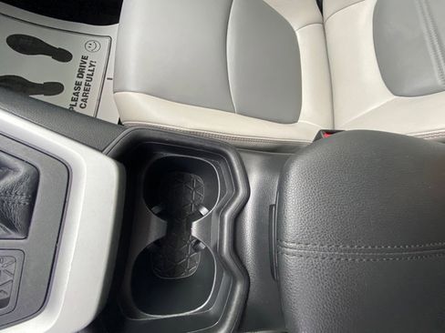 Used 2021 Toyota RAV4 XLE Premium image 29