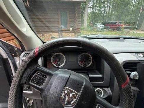 Used 2017 RAM 1500 Express RWD image 2