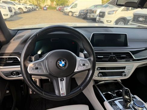 Used 2022 BMW 740i w/ M Sport Package image 5