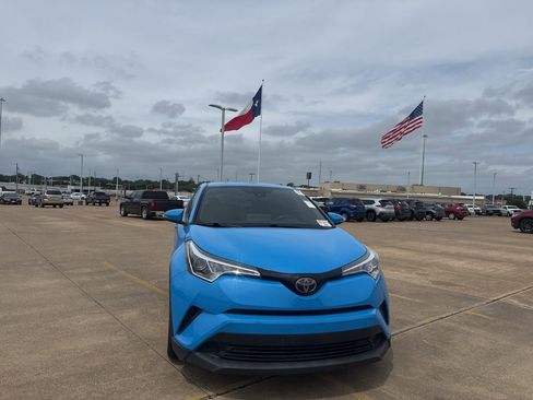 Used 2019 Toyota C-HR XLE FWD image 4