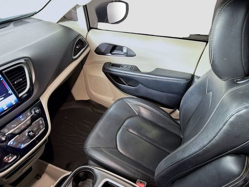 Used 2022 Chrysler Pacifica Touring-L image 26