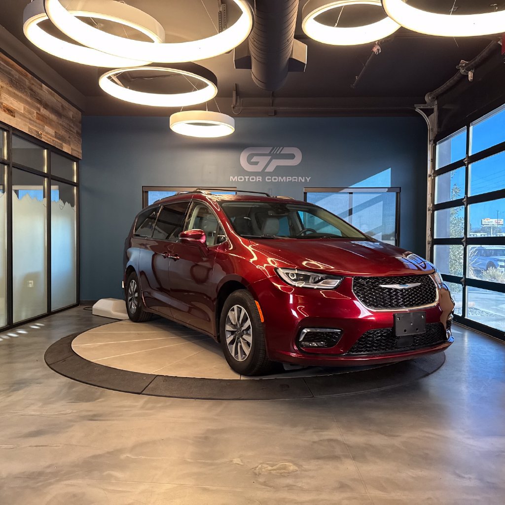Used 2021 Chrysler Pacifica Touring-L FWD image 1