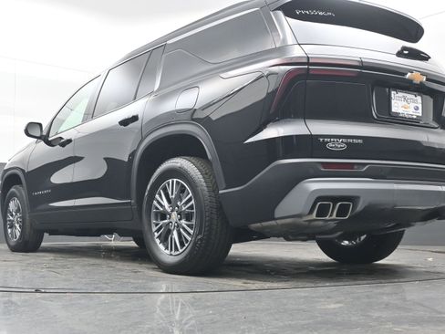 Used 2025 Chevrolet Traverse LT image 27