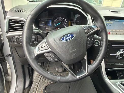 Used 2018 Ford Edge Titanium w/ Technology Package FWD image 3