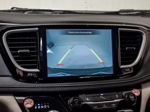 Used 2024 Chrysler Pacifica Limited FWD image 14