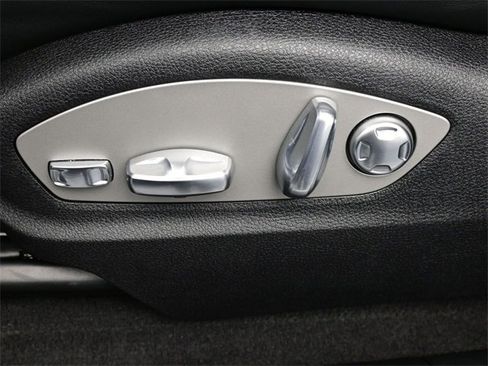 Used 2025 Porsche Macan image 9