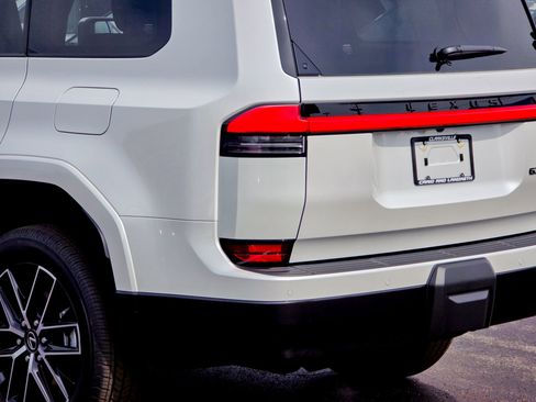 Used 2026 Lexus GX 550 w/ Accessory Package (2T) image 17