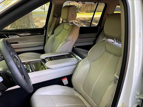 Used 2024 Jeep Wagoneer 4WD w/ Premium Group I image 7