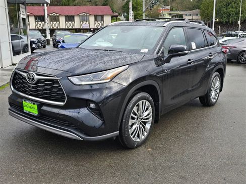 New 2026 Toyota Highlander Platinum image 3