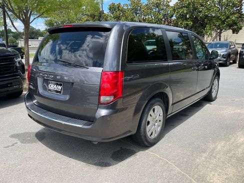 Used 2018 Dodge Grand Caravan SE w/ UConnect Hands-Free Group FWD image 8