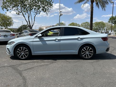 Used 2025 Volkswagen Jetta SE FWD image 2