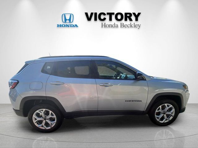 Used 2025 Jeep Compass Latitude AWD/4WD image 6
