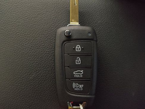 Used 2025 Hyundai Elantra SE FWD image 32