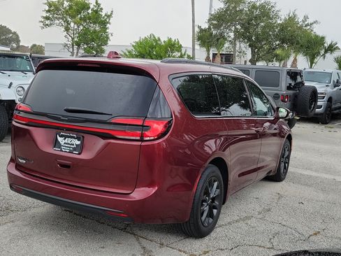 Used 2021 Chrysler Pacifica Touring-L w/ Premium & Safety Sphere Group FWD image 4