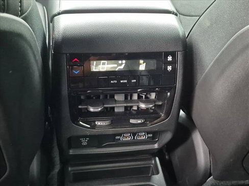 Used 2025 Jeep Grand Cherokee L Altitude AWD/4WD image 17