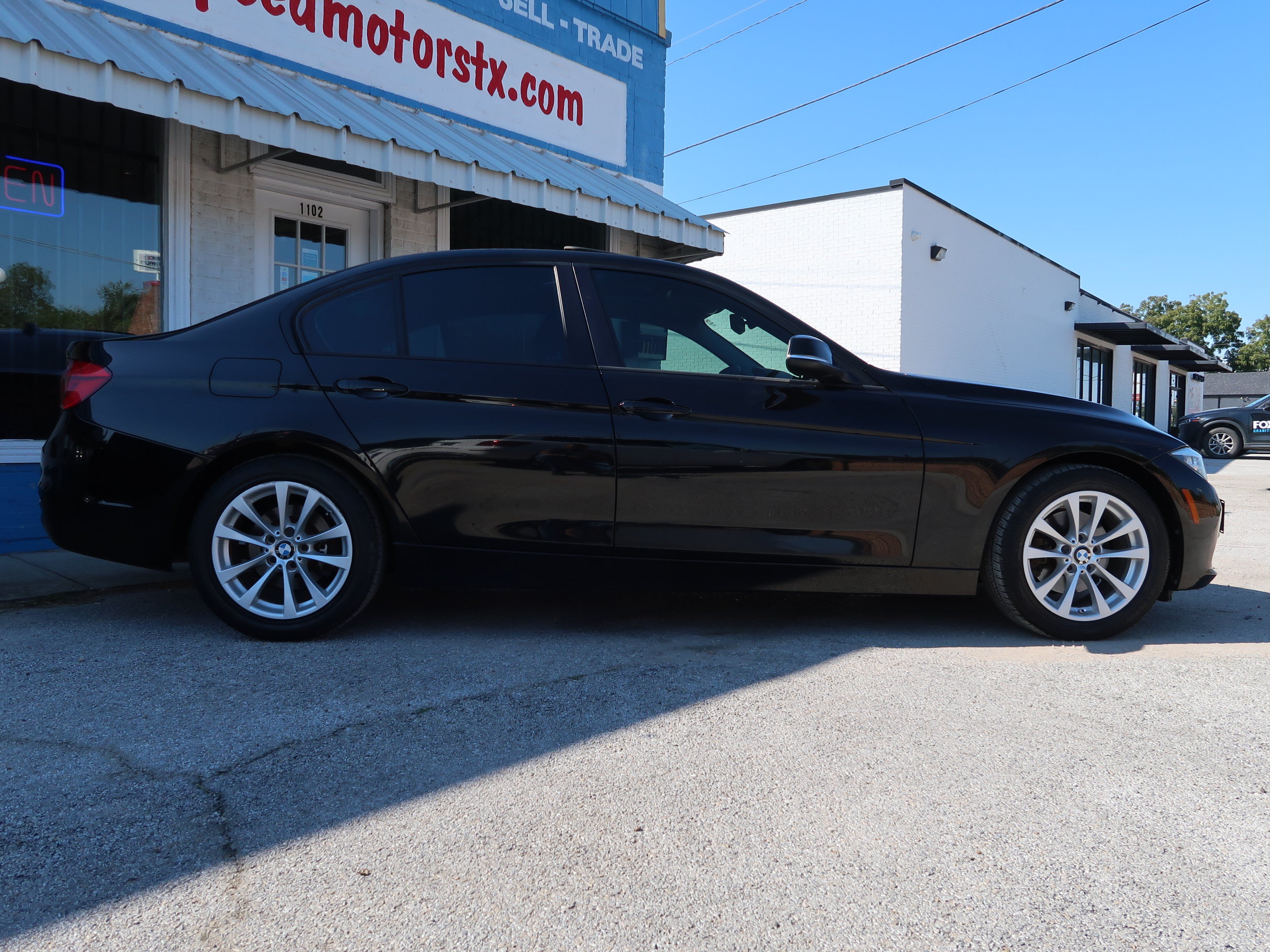 Used 2017 BMW 320i Sedan RWD image 4