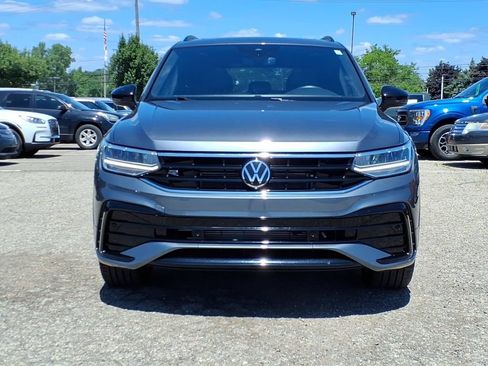 Used 2024 Volkswagen Tiguan SE R-Line AWD/4WD image 2