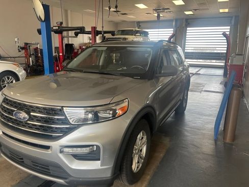 Used 2021 Ford Explorer XLT w/ Equipment Group 202A AWD/4WD image 1