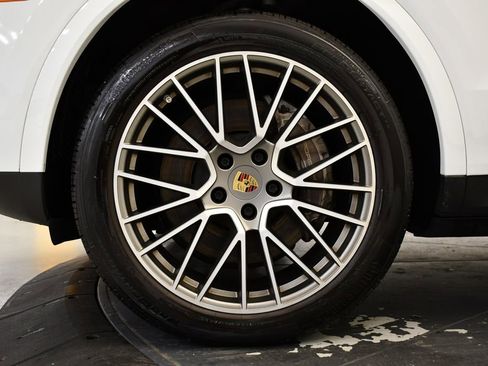 Used 2023 Porsche Cayenne Platinum Edition image 16