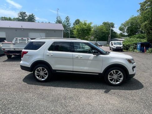 Used 2018 Ford Explorer XLT w/ Equipment Group 202A AWD/4WD image 4