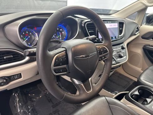 Used 2024 Chrysler Pacifica Touring-L FWD image 13