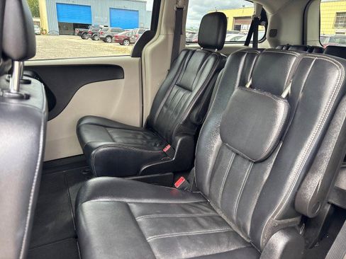 Used 2013 Chrysler Town & Country Touring image 10