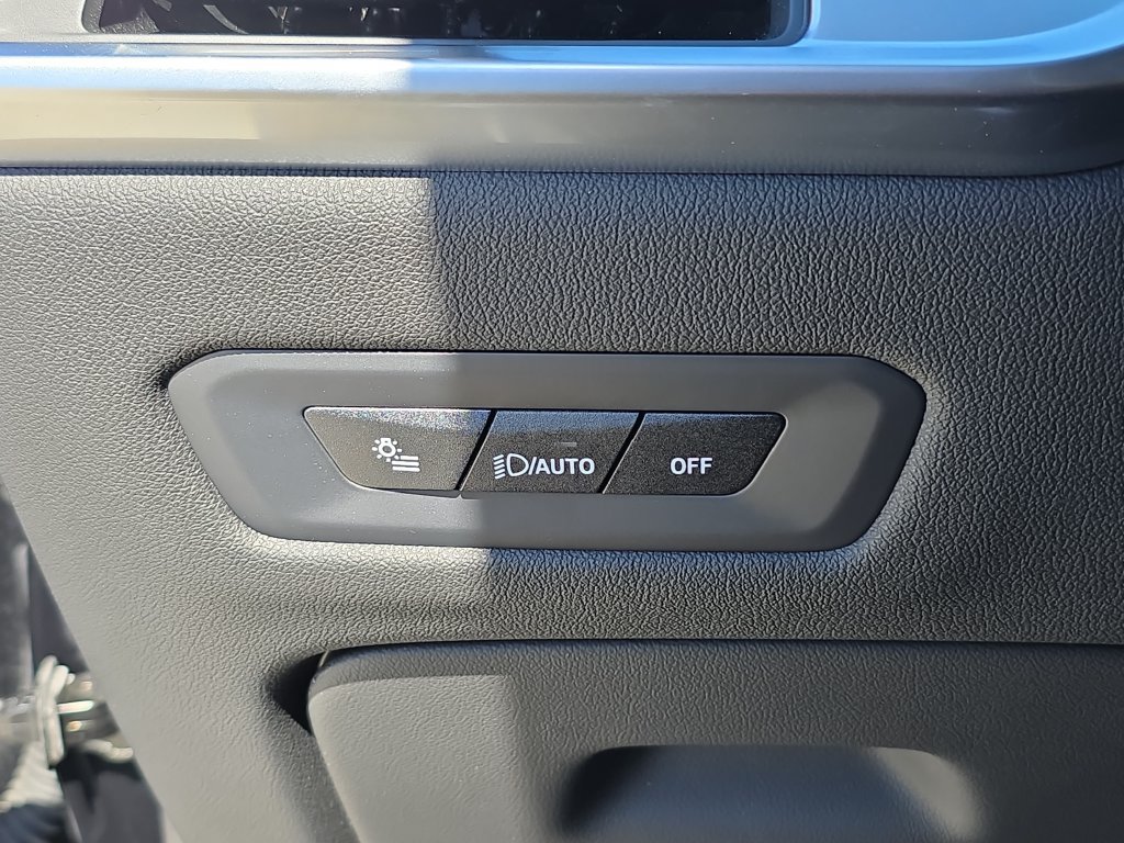 Used 2024 BMW X5 sDrive40i w/ M Sport Package RWD image 29