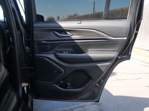 Used 2022 Jeep Grand Cherokee Overland w/ Luxury Tech Group IV image 10