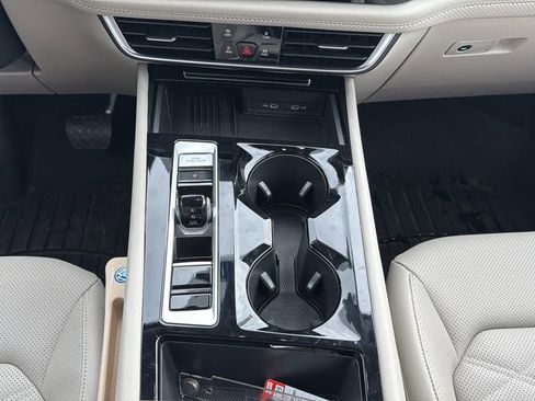 Used 2025 Volkswagen Atlas SE image 16