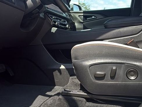 Used 2025 Chevrolet Traverse LT image 11