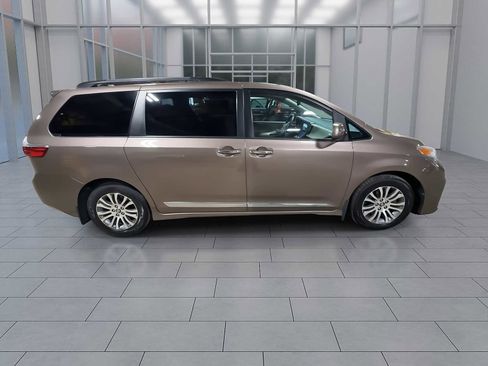 Used 2018 Toyota Sienna XLE w/ XLE Navigation Package image 9