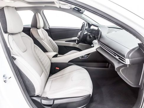 Used 2025 Hyundai Elantra Limited image 31