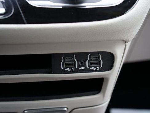 Used 2021 Chrysler Pacifica Touring-L image 17