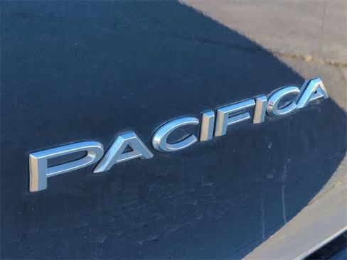 Used 2022 Chrysler Pacifica Touring-L image 13